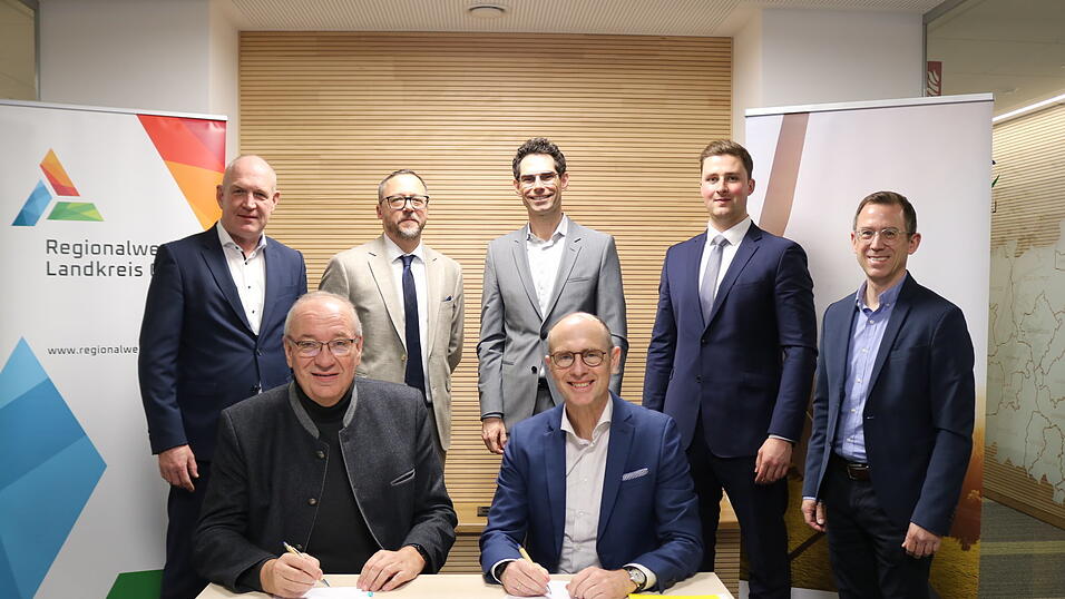 Landrat Franz L&ouml;ffler als Verwaltungsratsvorsitzender der Regionalwerke und Dr. Egon Westphal von der Bayernwerk AG unterzeichnen den Kooperationsvertrag.