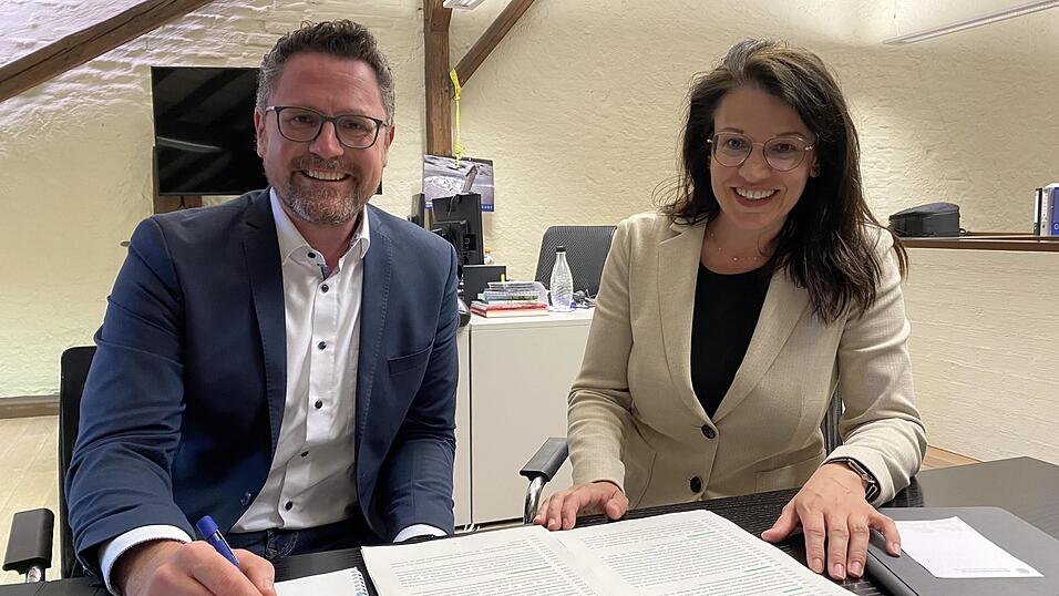 'Der Koalitionsvertrag ist eine sehr gute, offen gestaltete Arbeitsgrundlage', stellen Landtagsabgeordneter Dr. Gerhard Hopp und die neue parlamentarische Staatssekret&auml;rin Martina Englhardt-Kopf im Redaktionsgespr&auml;ch zufrieden fest.