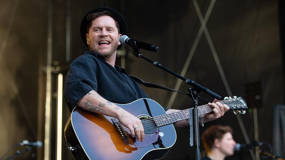 Musiker Johannes Oerding verzauberte am Samstagabend das Publikum in Regensburg. 