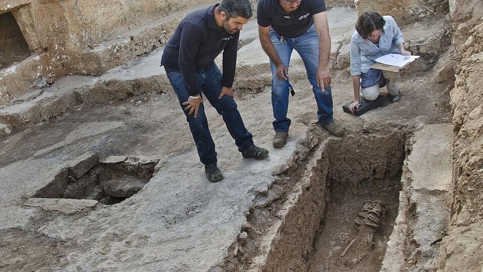 Archäologen finden Leiche von Nonne mit schweren Eisenringen
