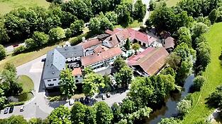 Ein Blick aus der Luft auf das weitl&auml;ufige Lindner-Anwesen, so wie es sich heute pr&auml;sentiert.