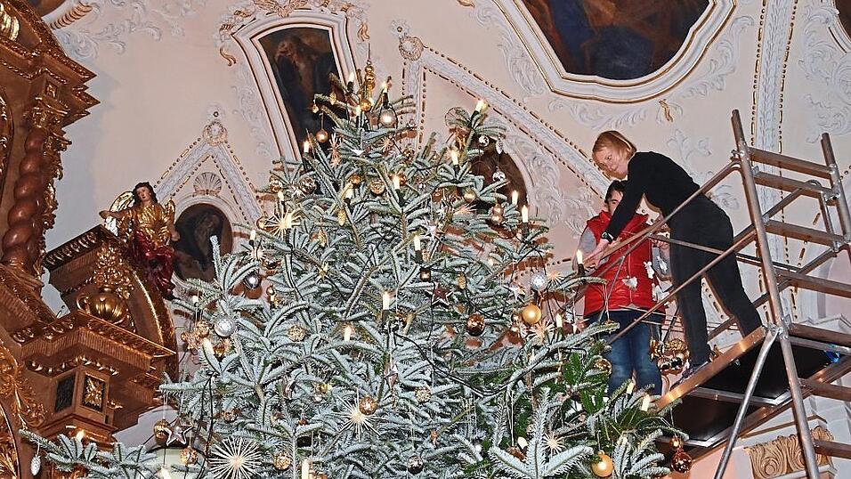 Mit Einsatz eines Ger&uuml;stes wurde der etwa sieben Meter hohe Baum in der Kirche geschm&uuml;ckt.