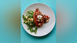 Gesund und lecker: Die gebackene Süßkartoffel mit Feta Gemüse und Sourcream.
