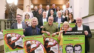 Verbreiteten viel Vorfreude auf die 19. Auflage des Spektakels: (vorne von rechts) Oberbürgermeister Alexander Putz, die künstlerischen Leiter Inge und Martin Hilz sowie Messe-Geschäftsführer Bernhard Seyller mit weiteren Unterstützern und Mitwirkenden des großen Straßenkunstfestivals. Verbreiteten viel Vorfreude auf die 19. Auflage des Spektakels: (vorne von rechts) Oberbürgermeister Alexander Putz, die künstlerischen Leiter Inge und Martin Hilz sowie Messe-Geschäftsführer Bernhard Seyller mit weiteren Unterstützern und Mitwirkenden des großen Straßenkunstfestivals.