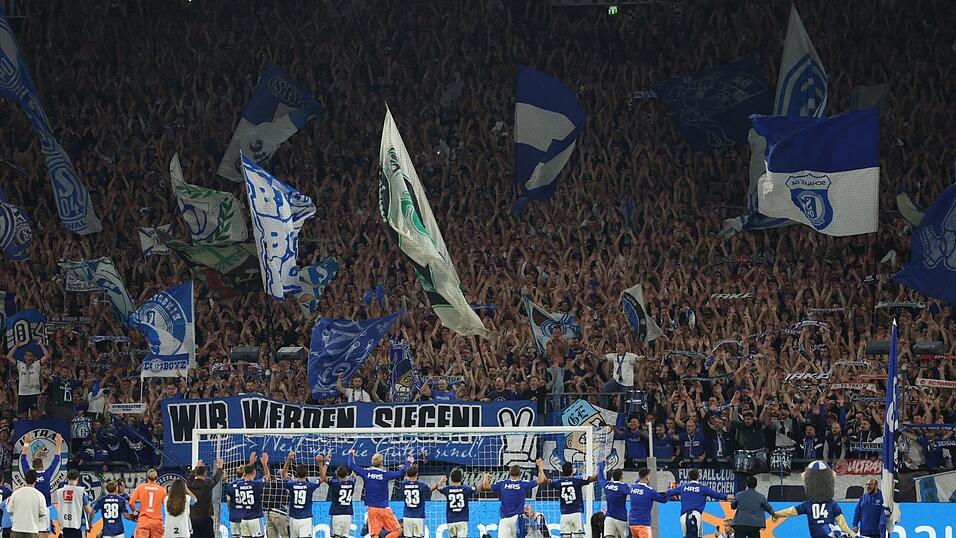 Die Schalker Spieler werden gefeiert. Die Schalker Spieler werden gefeiert.