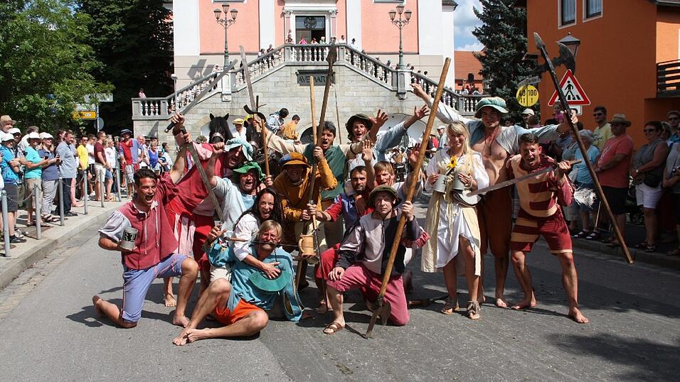 Die schönsten Augenblicke des historischen Drachenstich-Festzuges 2016. Die schönsten Augenblicke des historischen Drachenstich-Festzuges 2016.