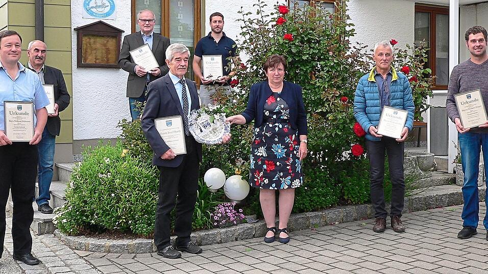 Martin Haltmayer, Willi Rockermeier, Helmut Ottl, Wolfgang Schmauser, Hubert Steger (nicht anwesend) und Johannes Gschaider wurden aus dem Gemeinderat verabschiedet. Josef Barth (4. von links) wurde von seiner Nachfolgerin Ida Hirthammer mit dem Ehrentitel 'Altbürgermeister' ausgezeichnet. Martin Haltmayer, Willi Rockermeier, Helmut Ottl, Wolfgang Schmauser, Hubert Steger (nicht anwesend) und Johannes Gschaider wurden aus dem Gemeinderat verabschiedet. Josef Barth (4. von links) wurde von seiner Nachfolgerin Ida Hirthammer mit dem Ehrentitel 'Altbürgermeister' ausgezeichnet.