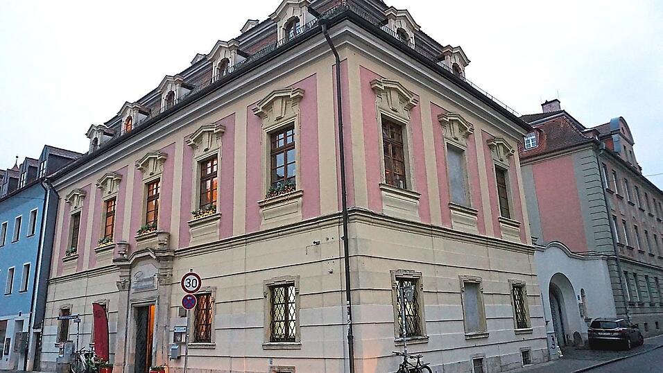 Das Rosenpalais am Minoritenweg, erbaut in den 1730ern. Später verarmte die Familie Löschenkohl. Das Rosenpalais am Minoritenweg, erbaut in den 1730ern. Später verarmte die Familie Löschenkohl.