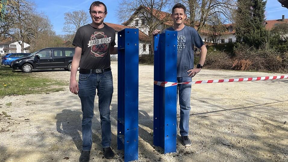 Martin Voglmeier vom Stammtisch der Bettschoner (l.) und Armin Starke von den Reservisten am neuen Baumständer. Martin Voglmeier vom Stammtisch der Bettschoner (l.) und Armin Starke von den Reservisten am neuen Baumständer.