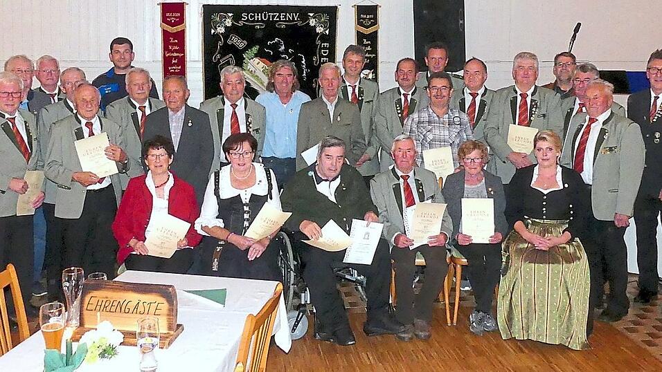 Die durch Gauschützenmeister Herbert Lang (2. v. r.) geehrten Mitglieder für 25-, 40-, 50- und 60-jährige Mitgliedschaft im BSSB bzw. DSB mit stellvertretendem Landrat Josef Färber (rechts). Die durch Gauschützenmeister Herbert Lang (2. v. r.) geehrten Mitglieder für 25-, 40-, 50- und 60-jährige Mitgliedschaft im BSSB bzw. DSB mit stellvertretendem Landrat Josef Färber (rechts).