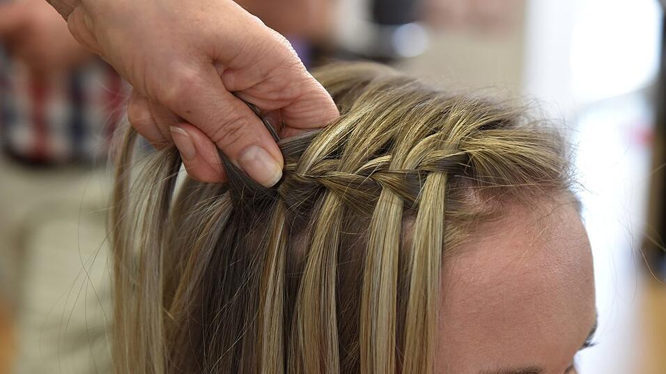 Noch ein Frisurenvorschlag: Nun wird von beiden Seiten nach hinten geflochten. Die Haare zunächst seitlich scheiteln und auf der größeren abgeteilten Seite mit dem Flechten beginnen. Dazu vorne drei nicht zu dünne Haarsträhnen abteilen und mit der vordersten Strähne 1 beginnen. Nun Strähne 1 über Strähne 2 legen, dann Strähne 2 fallen lassen. Eine neue Strähne 3 nehmen und über Strähne 1 legen. So entsteht der 'Wasserfall-Effekt'. Wiederholen Sie das Ganze bis zum Hinterkopf. Noch ein Frisurenvorschlag: Nun wird von beiden Seiten nach hinten geflochten. Die Haare zunächst seitlich scheiteln und auf der größeren abgeteilten Seite mit dem Flechten beginnen. Dazu vorne drei nicht zu dünne Haarsträhnen abteilen und mit der vordersten Strähne 1 beginnen. Nun Strähne 1 über Strähne 2 legen, dann Strähne 2 fallen lassen. Eine neue Strähne 3 nehmen und über Strähne 1 legen. So entsteht der 'Wasserfall-Effekt'. Wiederholen Sie das Ganze bis zum Hinterkopf.