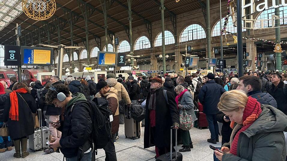 Auch in Paris warteten viele Fahrgäste vergeblich auf ihren Zug nach London. Auch in Paris warteten viele Fahrgäste vergeblich auf ihren Zug nach London.