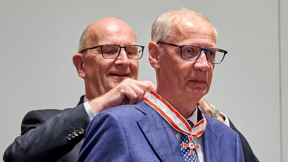 Ehrung als Mäzen für den Erhalt historischer Bauwerke in Potsdam: TV-Moderator Günther Jauch bekommt von Brandenburgs Ministerpräsident Dietmar Woidke den Landesverdienstorden umgehängt. Ehrung als Mäzen für den Erhalt historischer Bauwerke in Potsdam: TV-Moderator Günther Jauch bekommt von Brandenburgs Ministerpräsident Dietmar Woidke den Landesverdienstorden umgehängt.