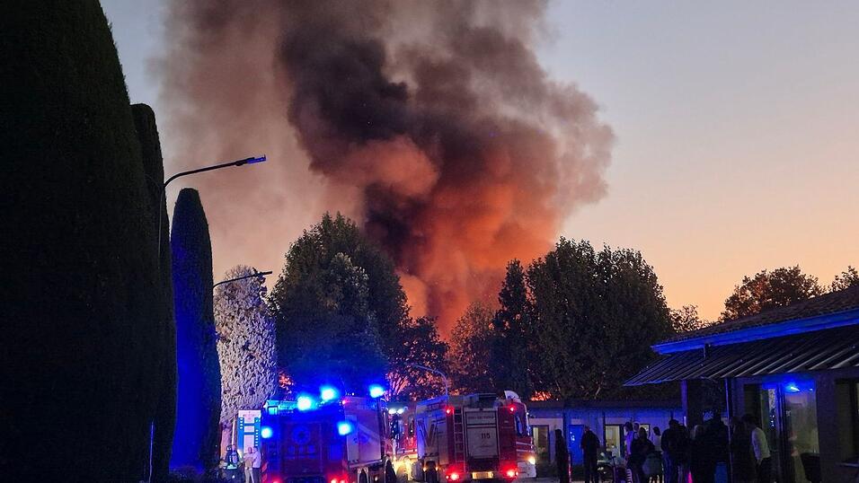 Feuerwehrleute l&ouml;schten den Brand rasch.