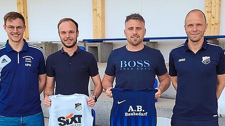 Blicken optimistisch der neuen Saison entgegen: (v.l.) 3. SV-Vorsitzender Philip Nowag, Sebastian Gl&uuml;ck, Maximilian Wieder und 2. SV-Vorsitzender Stephan Mayer.