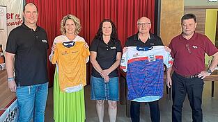 Schirmherrin und Sportbürgermeisterin Astrid Freudenstein (Zweite von links) und Schirmherr Armin Wolf (Zweiter von rechts) erhielten als Dank das diesjährige Trikot von den Veranstaltern Christian Spicker (links) und Kerstin Müller-Schlinke (Mitte) vom Bike Team Regensburg. Wolfgang Böhm (rechts) vertrat die Brauerei Bischofshof als Hauptsponsor. Schirmherrin und Sportbürgermeisterin Astrid Freudenstein (Zweite von links) und Schirmherr Armin Wolf (Zweiter von rechts) erhielten als Dank das diesjährige Trikot von den Veranstaltern Christian Spicker (links) und Kerstin Müller-Schlinke (Mitte) vom Bike Team Regensburg. Wolfgang Böhm (rechts) vertrat die Brauerei Bischofshof als Hauptsponsor.