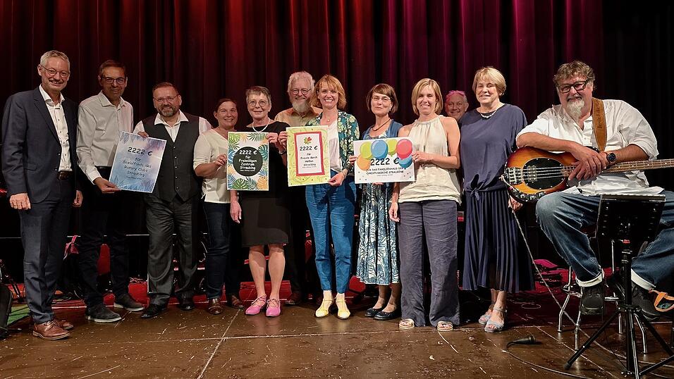 Am Ende freute sich Hasso von Winning gemeinsam mit den Empf&auml;ngern der Spenden &uuml;ber einen wunderbaren Abend.