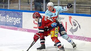 Wie gegen Lindau zeigte Deggendorfs Lars Bergbauer (in rot) in Peiting vollen Einsatz. Wie gegen Lindau zeigte Deggendorfs Lars Bergbauer (in rot) in Peiting vollen Einsatz.