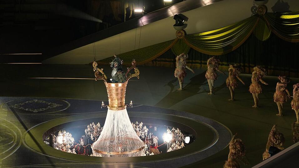 Mit einer Würdigung von Italiens Opern beginnt die Schlussfeier. Mit einer Würdigung von Italiens Opern beginnt die Schlussfeier.