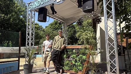 Jeremy H&uuml;ttner (links) und Valentin Weber auf der neuen B&uuml;hne. Die beiden veranstalten den Sandora-Garten dieses Jahr zum zweiten Mal.