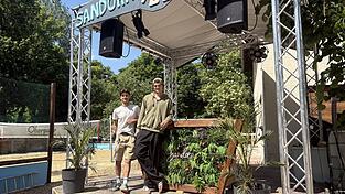Jeremy Hüttner (links) und Valentin Weber auf der neuen Bühne. Die beiden veranstalten den Sandora-Garten dieses Jahr zum zweiten Mal. Jeremy Hüttner (links) und Valentin Weber auf der neuen Bühne. Die beiden veranstalten den Sandora-Garten dieses Jahr zum zweiten Mal.