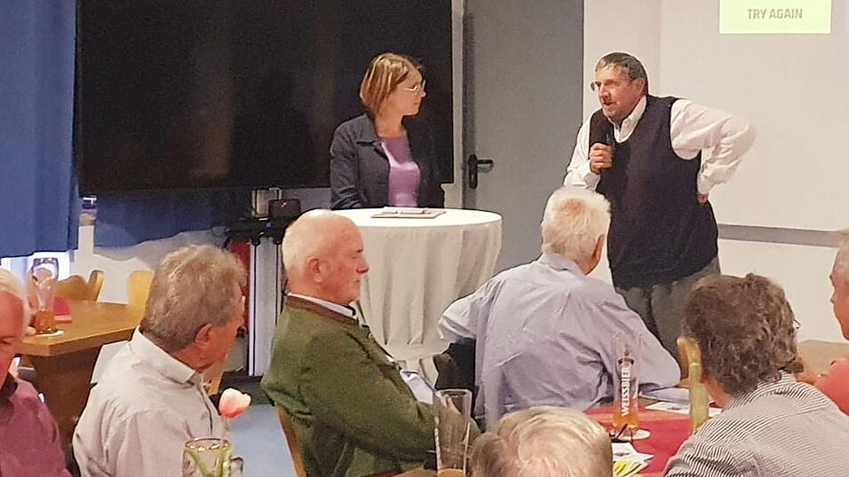 Ein B&uuml;rger &auml;u&szlig;ert bei B&uuml;rgermeisterin Andrea Probst sein Anliegen.