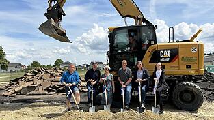 Franz Bauer vom Markt Eichendorf (v. l.), Gesch&auml;ftsleiter Franz Enzensberger, Ute Drothler vom Markt Eichendorf, Bernd Hilgers von der Firma Hilgers, Architektin Angela Kirschner-Eschlwech, Rektorin Andrea P&ouml;chmann und Tom Niedermeier von der Firma Hilgers.