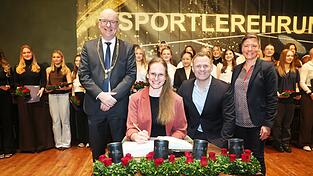 Die Showtanzgruppe &bdquo;Intoxication&ldquo; bekam eine Ehrung der Meisterklasse. Tanja Kollmannsberger (vorne links) tr&auml;gt sich f&uuml;r die Gruppe ins goldene Sportbuch der Stadt ein. Die Ehrungen verliehen Oberb&uuml;rgermeister Alexander Putz, Ehrengast Ole Bischof und die Sportbeauftragte der Stadt Sabrina H&ouml;gl (vorne v.l.).