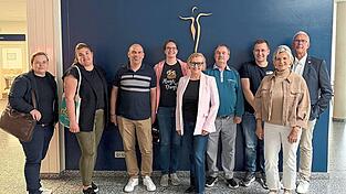 Beim Runden Tisch (von links): Ivonne Peither (Bezirk Oberpfalz), Kashina Fellhauer (Geschäftsführerin PSAG Cham), Dr. Alexander Hasmann (medbo), Ursula Spannfellner (Fachambulanz Cham), Oksana Stotland (Chefärztin Johannesbad Fachklinik), Dr. Paul Goblirsch (Oberarzt, Johannesbad Fachklinik), Simon Lößl (kommissarischer Teamleiter, Johannesbad Fachklinik), Ute Klipp-Costa (Kontaktmanagement, Johannesbad Fachklinik), Dr. Matthias Dobmeier (Vorsitzender der PSAG Cham). Beim Runden Tisch (von links): Ivonne Peither (Bezirk Oberpfalz), Kashina Fellhauer (Geschäftsführerin PSAG Cham), Dr. Alexander Hasmann (medbo), Ursula Spannfellner (Fachambulanz Cham), Oksana Stotland (Chefärztin Johannesbad Fachklinik), Dr. Paul Goblirsch (Oberarzt, Johannesbad Fachklinik), Simon Lößl (kommissarischer Teamleiter, Johannesbad Fachklinik), Ute Klipp-Costa (Kontaktmanagement, Johannesbad Fachklinik), Dr. Matthias Dobmeier (Vorsitzender der PSAG Cham).