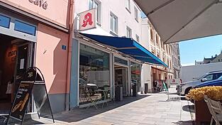 Ein Unbekannter drang wohl über einen Seiteneingang in die Mayersche Apotheke ein. Ein Unbekannter drang wohl über einen Seiteneingang in die Mayersche Apotheke ein.