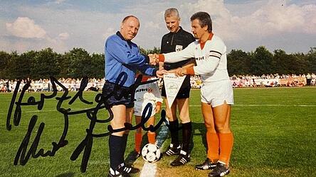 Das absolute Highlight war 1988 der Wimpeltausch von Max Neumeier (re.) mit der Legende Uwe Seeler.