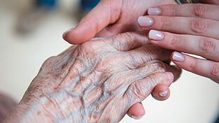 Haben in Furth im Wald pflegende H&auml;nde den Tod gebracht? Diesem Vorwurf ist seit einem Jahr eine hiesige Pflegeeinrichtung ausgesetzt. Die Ermittlungen gegen vier Personen dauern an.