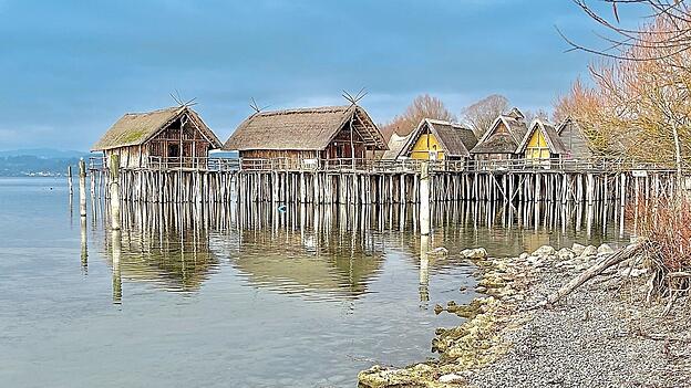 Die Anlage der Pfahlbauten zwischen Meersburg und &Uuml;berlingen versetzt Besucher in die Zeit der Besiedlung am Bodensee.