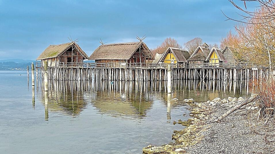 Die Anlage der Pfahlbauten zwischen Meersburg und &Uuml;berlingen versetzt Besucher in die Zeit der Besiedlung am Bodensee.