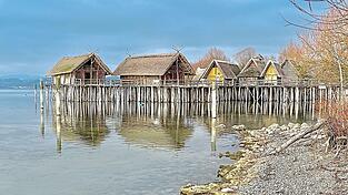 Die Anlage der Pfahlbauten zwischen Meersburg und &Uuml;berlingen versetzt Besucher in die Zeit der Besiedlung am Bodensee.