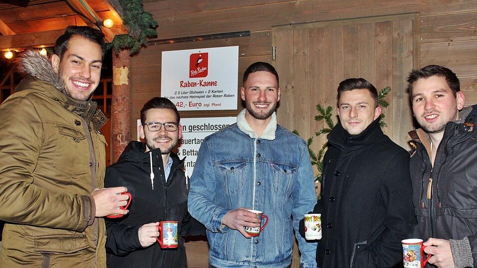 Auch am Samstag, 15. Dezember, strömten wieder etliche Besucher aus Landshut und Umgebung zur Weihnachtspyramide am Alten Viehmarkt. Auch am Samstag, 15. Dezember, strömten wieder etliche Besucher aus Landshut und Umgebung zur Weihnachtspyramide am Alten Viehmarkt.