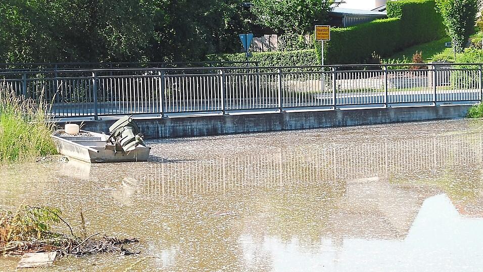 Fast überschwemmt ist die Brücke nach Aicha und ins Dorf.