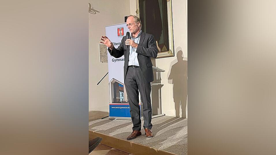 Klaus Zierer doziert an der Universit&auml;t Augsburg und ist gefragter Autor und Referent zu bildungspolitischen Themen.