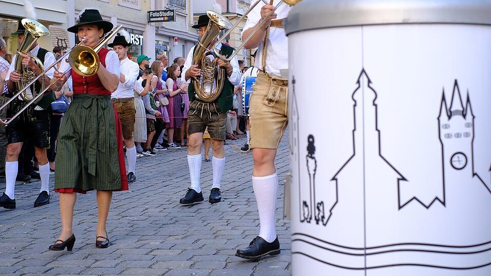 Zahlreiche Musik- und Trachtengruppen zogen nach dreij&auml;hriger Pause am Freitagabend zum Festplatz Am Hagen.