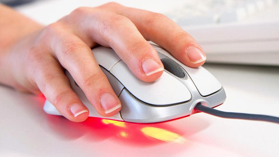 Viele Firmen wünschen oft Bewerbungen per E-Mail. Wer sich unsicher ist, welche Form gewünscht ist: Einfach telefonisch nachfragen. Viele Firmen wünschen oft Bewerbungen per E-Mail. Wer sich unsicher ist, welche Form gewünscht ist: Einfach telefonisch nachfragen.