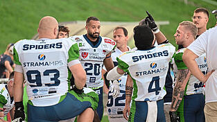 Redebedarf herrschte bei den Straubing Spiders offensichtlich nach der Heimniederlage gegen die Allg&auml;u Comets am vorletzten Wochenende. Und den Worten folgten Taten: Am Samstag gewannen die Straubinger das niederbayerische Duell in Kirchdorf und haben wieder sehr gute Chancen, sich f&uuml;r die GFL-Playoffs zu qualifizieren.