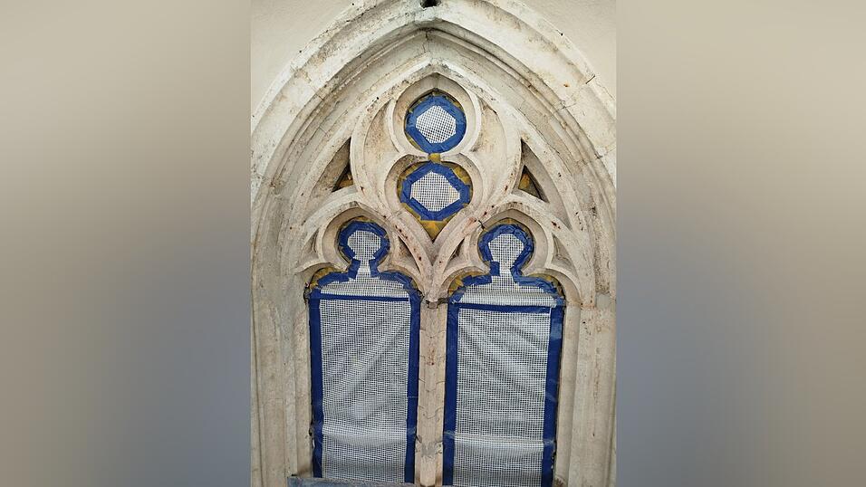 Spitzbogenfenster f&uuml;r die Restaurierung vorbereitet.