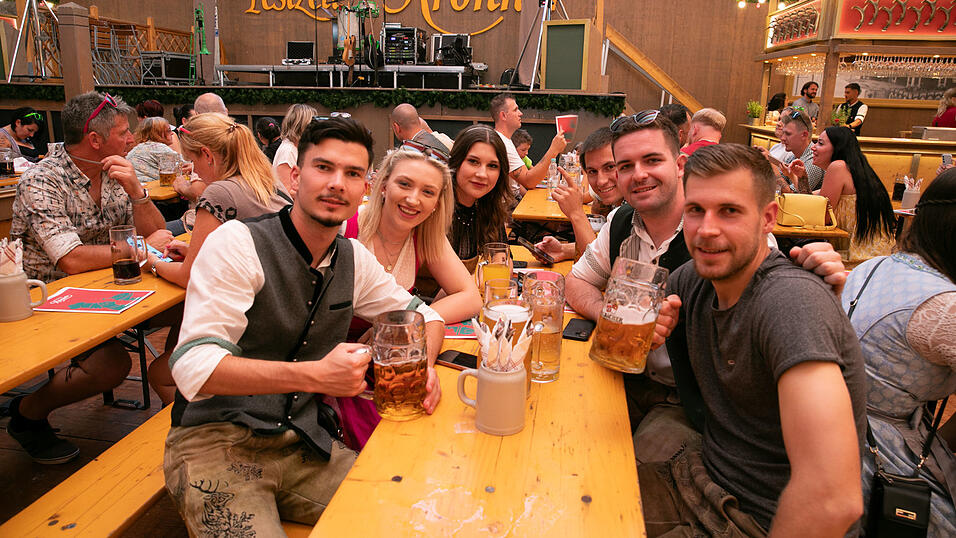 Die Partybilder vom Sonntag, 10. August, aus dem Festzelt Krönner. Die Partybilder vom Sonntag, 10. August, aus dem Festzelt Krönner.