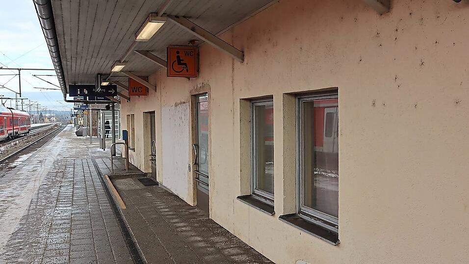 Kein sch&ouml;ner Anblick ist und bleibt das Bahnhofsgeb&auml;ude. Demn&auml;chst soll der Bauhof eine &bdquo;Pinselsanierung light&ldquo; starten. Trotzdem soll ein Investor f&uuml;r weitere Ma&szlig;nahmen gesucht werden.