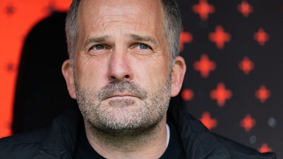 Manuel Baum will mit dem FC Augsburg den Klassenerhalt gegen Frankfurt perfekt machen. (Archivbild)