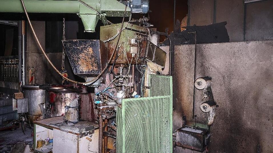 In der Nacht auf Mittwoch brannte eine Kerzenfabrik in Rotthalmünster (Kreis Passau). Der Schaden wird aktuell auf rund 250.000 Euro geschätzt.