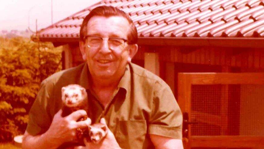 Max Ibel mit seinen Frettchen im Juni 1974