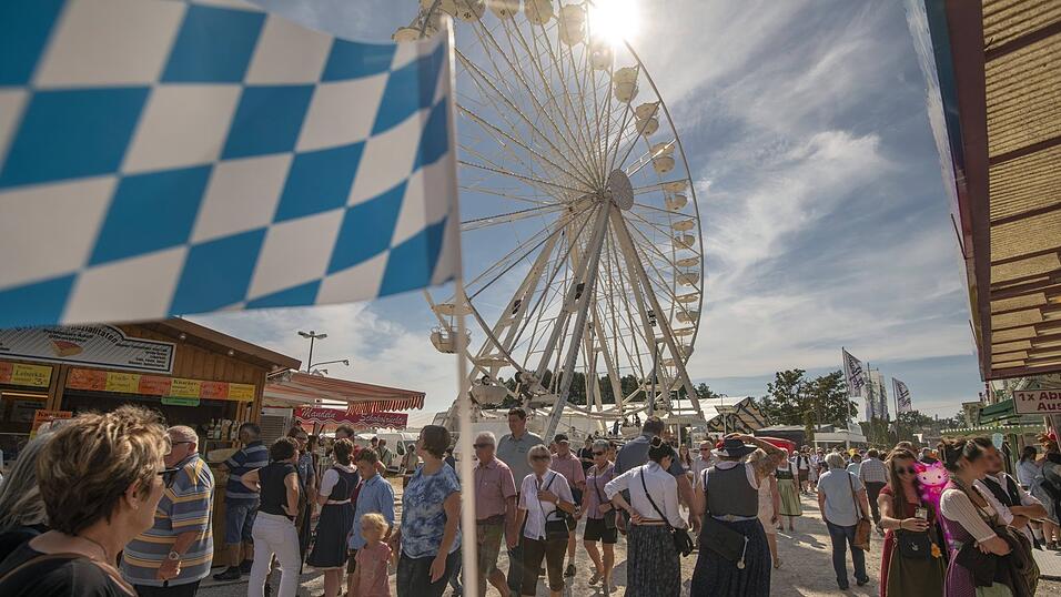 Eines der größten Volksfeste Bayerns mit rund 300.000 Gästen in fünf Tagen ist der Gillamoos in Abensberg, der an diesem Freitag mit dem Ausmarsch zum Festgelände offiziell beginnt. Eines der größten Volksfeste Bayerns mit rund 300.000 Gästen in fünf Tagen ist der Gillamoos in Abensberg, der an diesem Freitag mit dem Ausmarsch zum Festgelände offiziell beginnt.