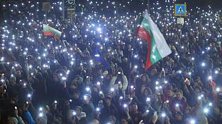 Menschen gingen mit Flaggen und Lichtern auf die Straße. Menschen gingen mit Flaggen und Lichtern auf die Straße.