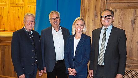 Vorsitzender Helmut Friedl und Gesch&auml;ftsf&uuml;hrer Dr. Helmut Ring dankten der Referentin Dr. Therese von Fugler.